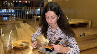 Arcára élveztem egy lány pincében, aki cumos arccal falatozik sushi gurigákon