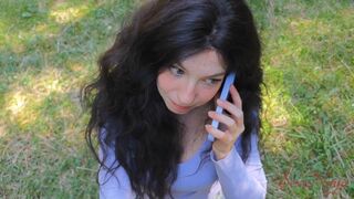 Forró influencer MILF hálálja meg a megmentőjének a medvék elől, vadul átadva magát