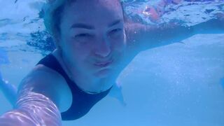 Uszoda utáni forró dugás a nyilvános mosdóban