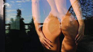 Gyönyörű seggű szőke Lara Juicy egész nap a nedves punciját kínozza dugással