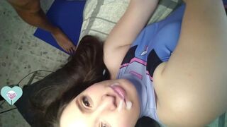 Elnyeli a lüktető farkat, amíg az arcára fröccsen a nedves élvezet