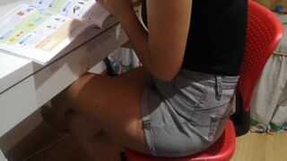 Pénzt fizetek a takarítónőnek, hogy megérinthessem őt és élvezhesse a számmal