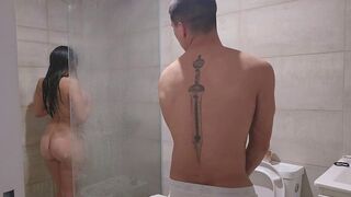 Elrejtem a törölközőt a mostoha hugomtól, hogy keményen szétbaszhasm