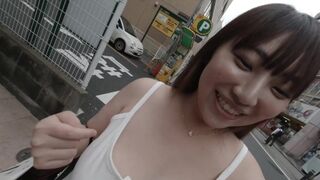 155 cm-es kosaras cuki csaj lép be a szerelmi hotelbe, miközben csábítóan villantja a melleit