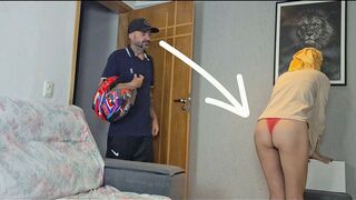 Házas nő bugyiban várja a kézbesítőt, hogy megüsse a húrát!