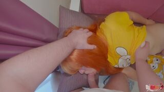 Mostohaanya meglepetten veszi a mostohafia kemény farkát a szájába, aztán seggbe élvez a kanapén