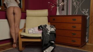 Vörös csaj forró műfallusszal kényezteti magát éjszakai ráhangolódáskor