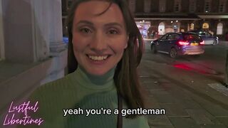 Érett brit milf kétségbeesve csal, miközben könyörög, hogy élvezzem a szőrös, nedves punciját