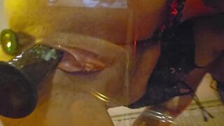 Fekete dildó tolulása fehérneműs baszásban spriccelős extázissal üvegasztalon