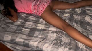 A bátyám barátja itthon marad, besurran a szobámba, keményen megdögleszti a punciomat és teleírja a bugyimat