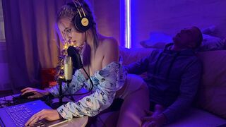 A mostoha fia vadul és édesen szexeli meg a csurom vizes, vágyakozó mostohaanyját, mert megzavarta a játék streamjét