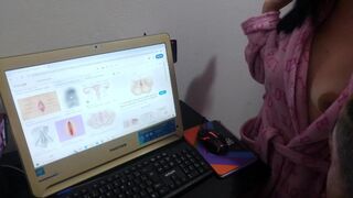 Anatómiaóra és őrült faszbaszás dögös milf mostohával természetes mellekkel