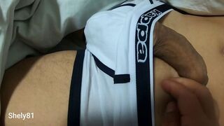 Éjszaka becsúszott a szobámba a szállodai csaj, hogy meglesse a farkam és megdörzsölje