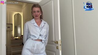 Megint a zuhanyban simogattad magad? Ne pazarold a nedves élvezetedet, inkább dugjunk együtt egy ifjú, szaftos mostohaanyával!