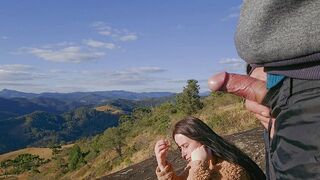 Túravezető szenvedélyesen tárja fel botját a kíváncsi túrázónak a csúcs szikráján