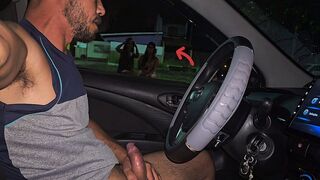 Utcai titkok két dögös csajjal a buszmegállóban!