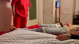 A pajkos nővérke visszatartotta a gyönyört, amikor rajtakapta keményen izegő-mozgóban