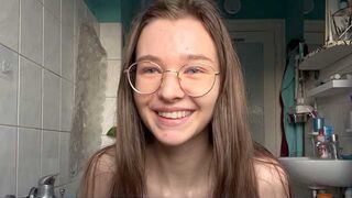 Tini spriccelés! nyomd bele a hatalmas dildót