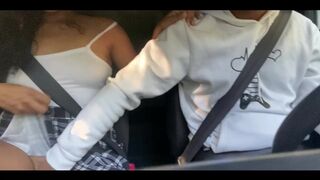 Forró utas alsó nélkül pattan be az Uberbe, és nézd, mi sűrűsödik