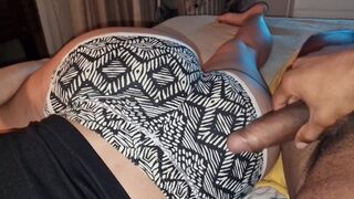 Mostoha fiam a bugyimból maszturbál és az arcomra zúdítja a hatalmas spriccet