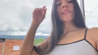 Lángoló latin kiscsaj fitogtatja óriási popóját és izgatja magát neked