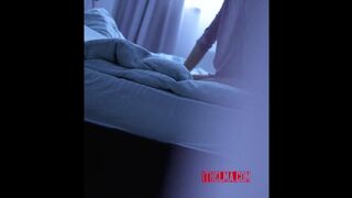 Figyelem, ahogy a legjobb barátom húga izgatottan simogatja magát a szobájában