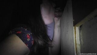 Feleség és férj elkószáltak egy vad gloryhole-ba, aztán otthon folytatták a forró dugást!