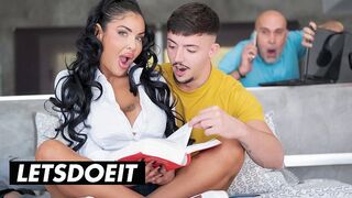 Fiatal angolos lány kíméletlen análban a LetsDoeIt csatornán