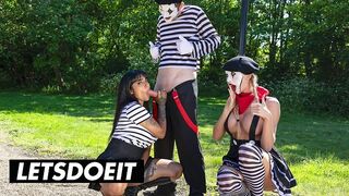 Dühöngő Háromszög Csábító Mellbimbókkal és Óriási Hímvesszőkkel: A Sexy Street Mimes a Let'sDoeIt-on