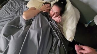 Két karcsú, fekete hajú csajra pisil az ágyban, aztán nedves bugyikban csókolóznak szenvedélyesen