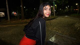 Nyilvános randi forró hármasban ér véget, miközben beleegyezik a hátsó örömbe
