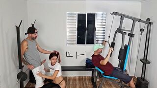 Exkluzív! Feleség vadul behatol férjébe hátulról az edzőteremben!