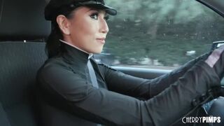 Forró sofőr Judy Jolie szenvedélyesen kívánja Donny Sins óriási fekete farkát a Cherry Pimps friss videójában
