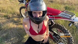 Forró motoros bombázó orálisan kényezteti a srácot az enduro terepen