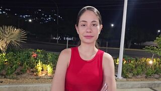 Forró tini csaj elakad az utcán, és én viszem haza a csábító nagy seggét