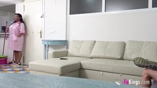 FaKings: a dögös takarítónő mohón nyalja tisztára a kliens farkát