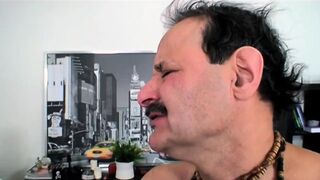 Szőke tini magasba nyújtja lábait, miközben a gitártanár mélyen megdolgoztatja az Old Pigs csatornán