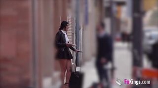 Rebeka a járdán vadászik fiúkra, mint egy elveszett, mohó turista - FaKings csatorna