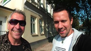 Forró mellű MILF szexterapeuta mohón és élvezettel veszi a szájába a farkat POV-ban