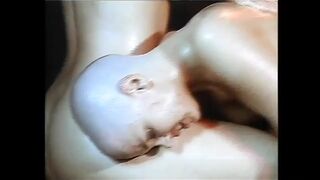 Szőke titkárnő elmerül a lángoló leszbikus szenvedélyben a szenvedélyes MILF főnökasszonyával
