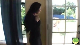 Házas ázsiai milf kéjesen csábul a kertész vastag farkára és mohón nyelvébe veszi