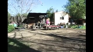 A retro pornósztár egyszerre tölti meg mindkét lyukát a vastag farkakkal
