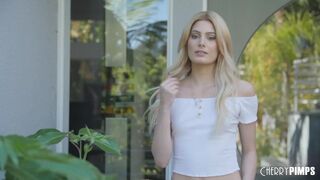 Forró Szőke Bombázó Élvezetben Lovagol a Cherry Pimps Szexstúdiójában