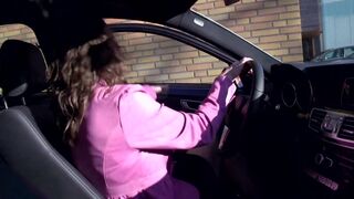Csábos MILF a zuhany után mohón lenyeli a hatalmas farkat