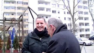 Amatőr csöcsös lány szop és hátulról kapja a kemény tagot
