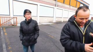 Érett nő nagy keblekkel cidázza a vastag hímvesszőt az autóban ujjazás közben